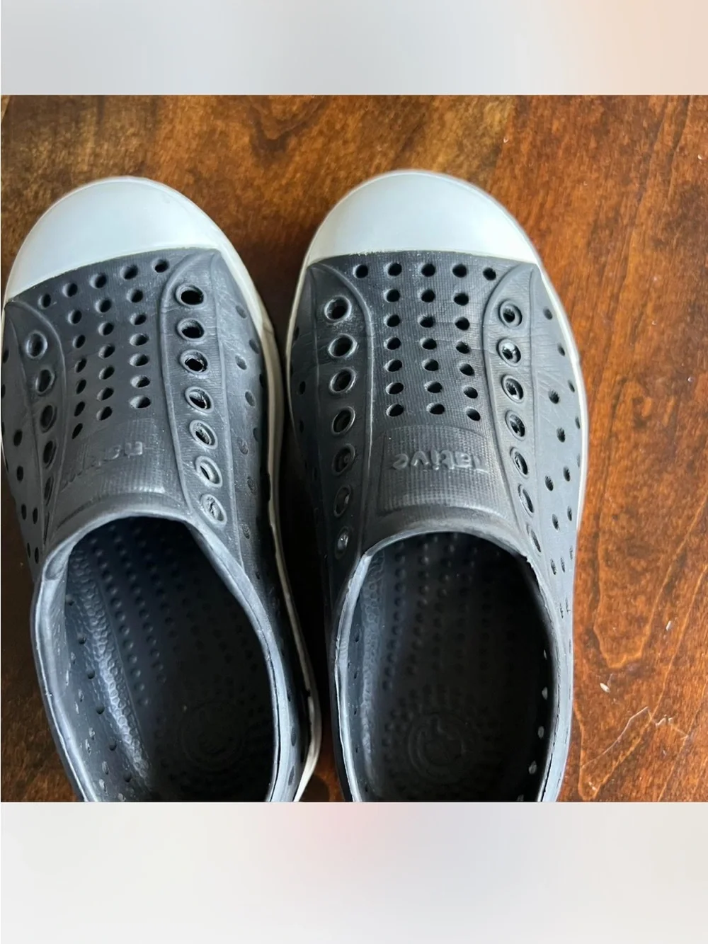 Native kids Slip-On Jefferson in Black with White Toe Cap